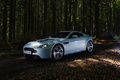 Aston Martin V12 Vantage bleu 3/4 avant gauche debout