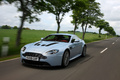 Aston Martin V12 Vantage bleu 3/4 avant gauche travelling