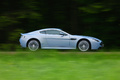 Aston Martin V12 Vantage bleu filé