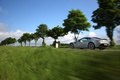 Aston Martin V12 Vantage gris 3/4 arrière gauche travelling