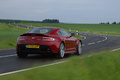 Aston Martin V12 Vantage rouge 3/4 arrière droit travelling