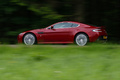 Aston Martin V12 Vantage rouge 3/4 arrière gauche filé