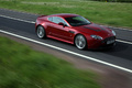 Aston Martin V12 Vantage rouge 3/4 avant droit travelling 2
