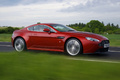 Aston Martin V12 Vantage rouge 3/4 avant droit travelling 4