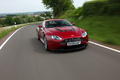 Aston Martin V12 Vantage rouge 3/4 avant droit travelling penché