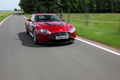 Aston Martin V12 Vantage rouge 3/4 avant droit travelling