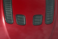 Aston Martin V12 Vantage rouge aérations capot debout