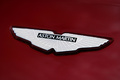 Aston Martin V12 Vantage rouge logo Aston Martin