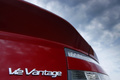 Aston Martin V12 Vantage rouge logo V12 Vantage