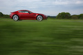 Aston Martin V12 Vantage rouge profil travelling 2
