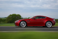 Aston Martin V12 Vantage rouge profil travelling