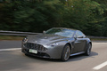 Aston Martin V12 Vantage RS anthracite 3/4 avant gauche travelling penché