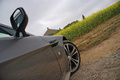 Aston Martin V12 Vantage RS anthracite aile avant droit penché