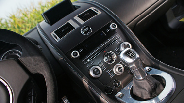 Aston Martin V12 Vantage RS anthracite console centrale