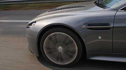 Aston Martin V12 Vantage RS anthracite jante travelling