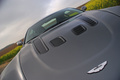 Aston Martin V12 Vantage RS anthracite logo + prises d'air capot