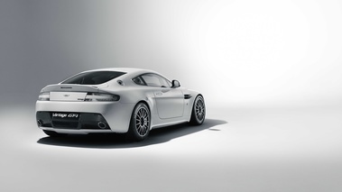 Aston Martin V8 Vantage GT4 blanc 3/4 arrière droit