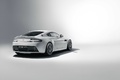Aston Martin V8 Vantage GT4 blanc 3/4 arrière droit