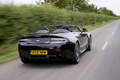 Aston Martin V8 Vantage N420 Roadster noir 3/4 arrière droit travelling penché