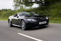 Aston Martin V8 Vantage N420 Roadster noir 3/4 avant droit travelling penché