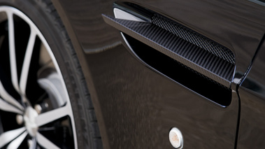 Aston Martin V8 Vantage N420 Roadster noir aération
