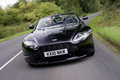 Aston Martin V8 Vantage N420 Roadster noir face avant travelling penché 2