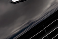 Aston Martin V8 Vantage N420 Roadster noir logo Aston Martin debout
