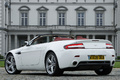 Aston Martin V8 Vantage Roadster blanc 3/4 arrière gauche