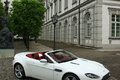 Aston Martin V8 Vantage Roadster blanc 3/4 avant droit debout