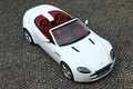 Aston Martin V8 Vantage Roadster blanc 3/4 avant droit vue de haut