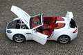 Aston Martin V8 Vantage Roadster blanc profil ouvrants vue de haut