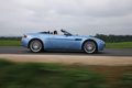 Aston Martin V8 Vantage Roadster bleu profil travelling