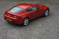 Aston Martin V8 Vantage rouge 3/4 arrière droit vue de haut