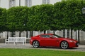 Aston Martin V8 Vantage rouge 3/4 avant droit