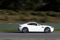 Aston Martin V8 Vantage S blanc filé
