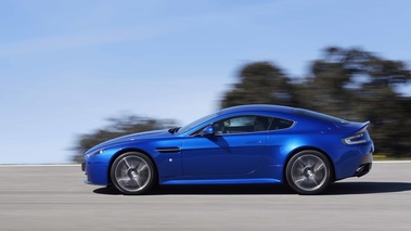 Aston Martin V8 Vantage S bleu filé