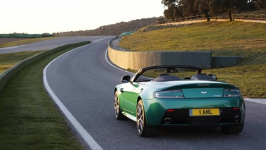 Aston Martin V8 Vantage S Roadster vert 3/4 arrière gauche