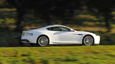 Aston Martin Virage blanc 3/4 arrière droit filé