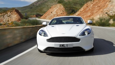 Aston Martin Virage blanc face avant travelling penché