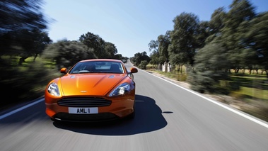 Aston Martin Virage orange face avant travelling