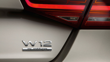 Audi A8L - grise - détail, feu arrière + logo W12 Quattro