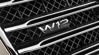 Audi A8L - grise - détail, logo W12 sur calandre