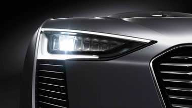 Audi e-Tron Spyder gris phare avant 3
