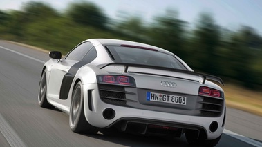 Audi R8 GT blanc 3/4 arrière gauche travelling penché 2