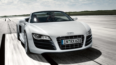 Audi R8 Spyder gris face avant travelling 2