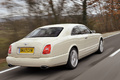 Bentley Brooklands blanc 3/4 arrière droit travelling penché