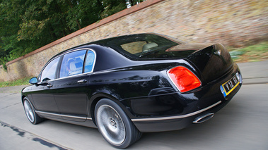 Bentley Continental Flying Spur Speed noir 3/4 arrière gauche travelling penché