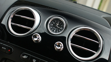 Bentley Continental Flying Spur Speed noir château horloge