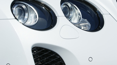 Bentley Continental Supersports blanc phare avant droit debout