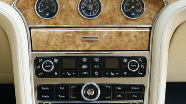 Bentley Mulsanne bleu console centrale debout